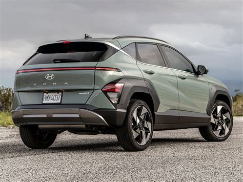 Dec 12, 2023 · The 2024 Kona SE comes standard with FWD and starts at $25,435 (including a $1,335 destination fee), and the Kona SE EV starts at $34,010, which is actually now $875 more affordable that the ... 